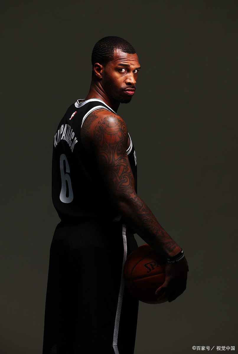 莱昂纳德在比赛中展现了出众的篮球天赋和技巧的简单介绍