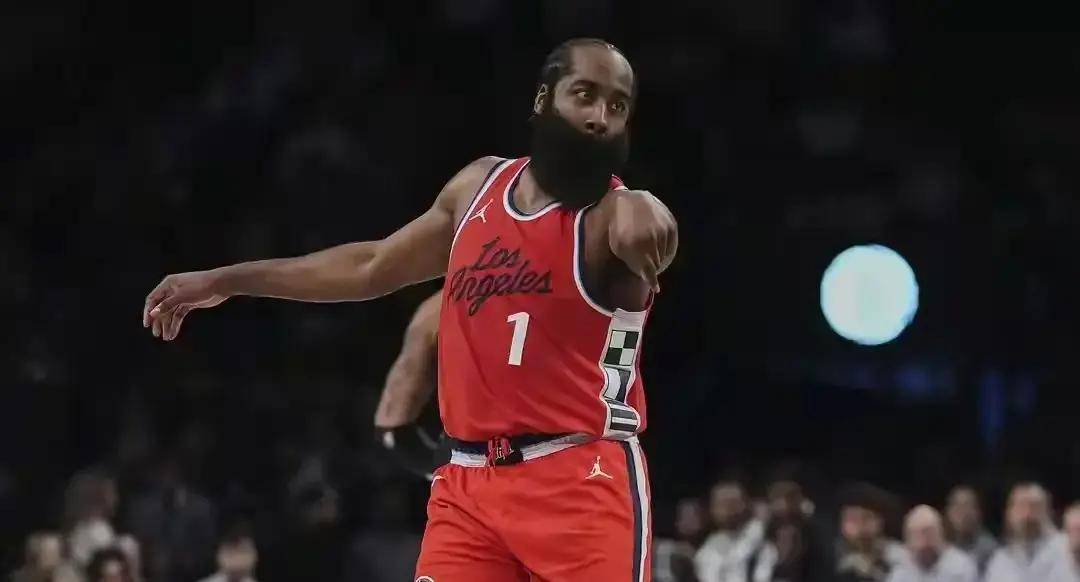 莱昂纳德在比赛中展现了出众的篮球天赋和技巧的简单介绍